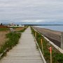 <p align=left>Le long trottoir de bois de Longue-Pointe-de-Mingan longe la mer. Aurait besoin de rénovation un peu.